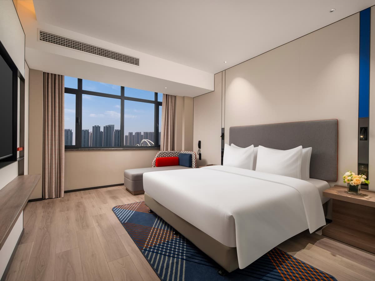 Holiday Inn Express Qingdao City Balcony by IHG photo 2