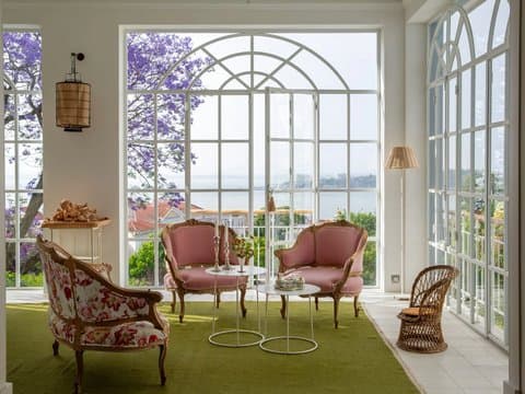 Lichtdurchflutete Lounge im Boutique-Hotel Tarabel Lisbon