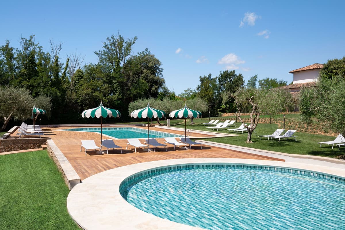 Poolbereich und Gärten der Villa Ermellina Siena