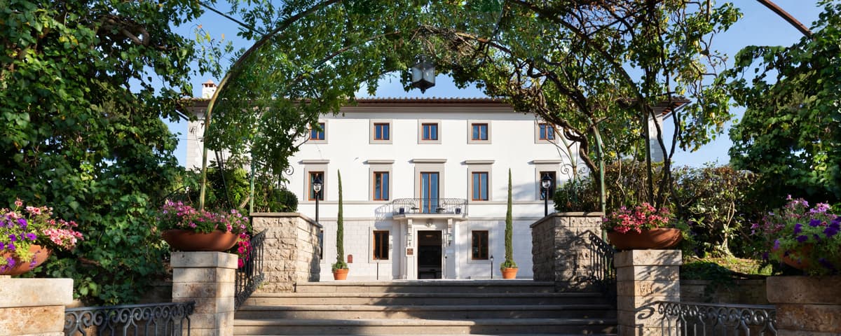 Fassade und Eingang der Villa Ermellina Siena