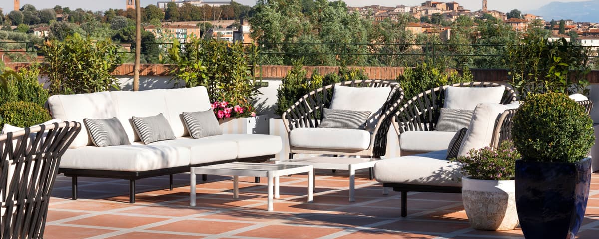 Terrassenbereich der Villa Ermellina Siena mit Blick Richtung Stadt